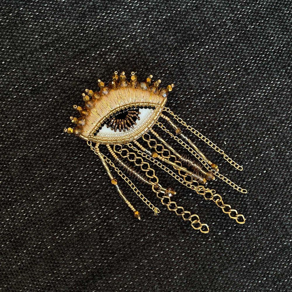 Brooch Golden Gaze - Image 3